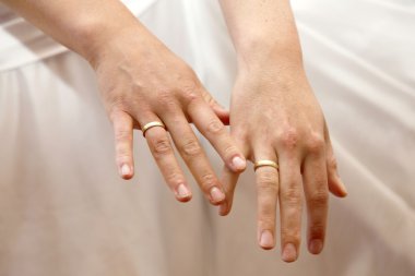 Alyans iki kadın eli