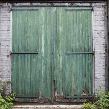 büyük eski ahır kapıları yeşil boya peeling ile