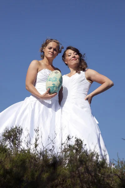 Két menyasszony rögbi labda kék ég háttér — Stock Fotó