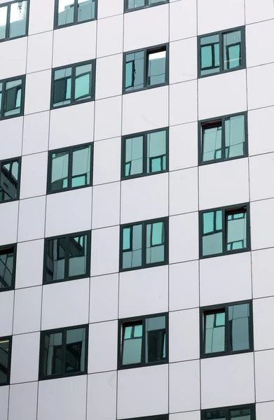 Moderne gevel van het kantoorgebouw met reflecties in windows — Stockfoto