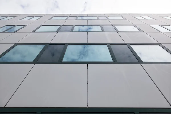 Facciata moderna di edifici per uffici e riflessi di nuvole in w — Foto Stock