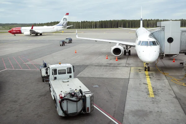 Aviões no aeroporto helsinki vantaa — Fotografia de Stock