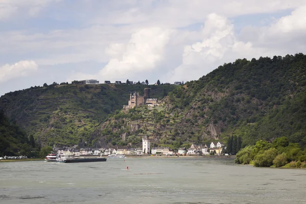 Sankt goarshausen con castillo a lo largo del río Rin — Foto de Stock