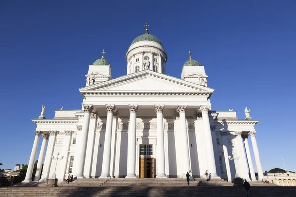 Mavi gökyüzü ile Helsinki Katedrali