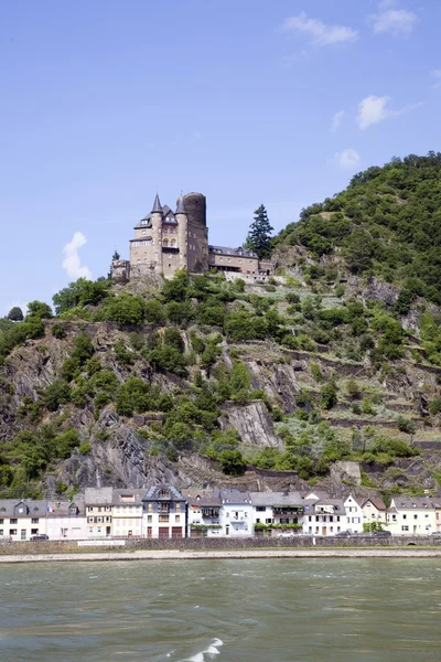 Sankt goarshausen con castillo a lo largo del río Rin — Foto de Stock