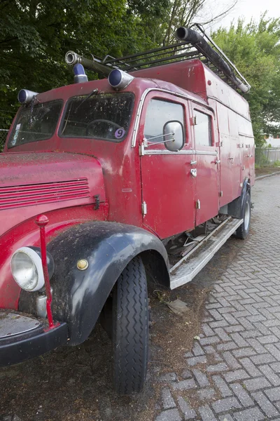 Hollanda'da eski kırmızı itfaiye arabası park — Stok fotoğraf