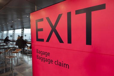 yolcu oturmak ve helsinki üzerinde beklemek vantaa Havaalanı yakınlarında çıkış ve