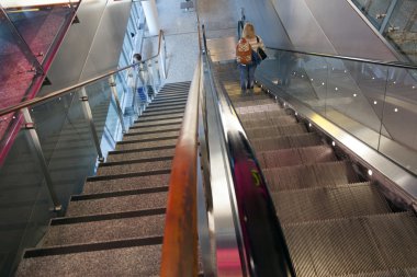 helsinki yürüyen kadın vantaa Havaalanı