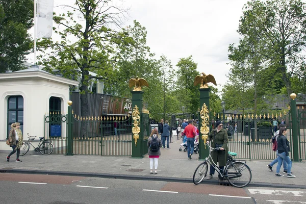 Ludzie chodzą do zoo artis amsterdam — Zdjęcie stockowe