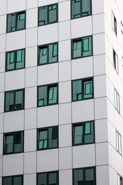 Moderna fachada de edificio de oficinas con reflejos en ventanas —  Fotos de Stock
