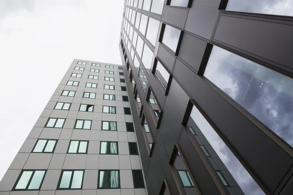 Fachadas modernas de edificios de oficinas y reflejos de nubes en Imagen de stock