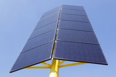 Sarı metal stand ve mavi gökyüzü güneş panelleri