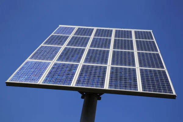 Close-up de painéis solares e céu azul — Fotografia de Stock