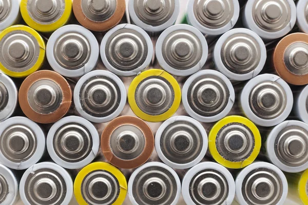 いくつかの色の使用の単3 形電池の大量 — ストック写真