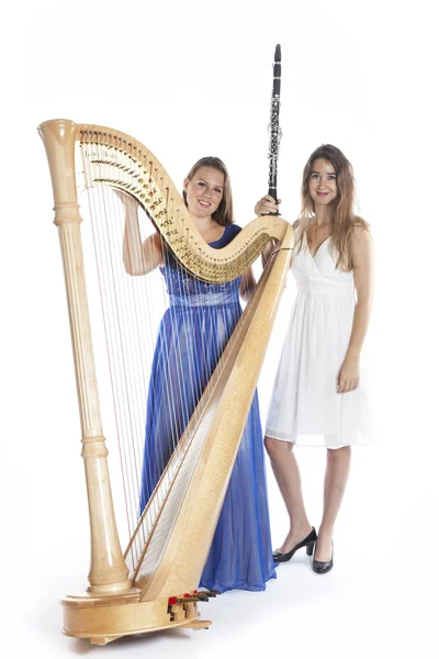 Két fiatal nők stúdió hárfa és ellen fehér b klarinét — Stock Fotó