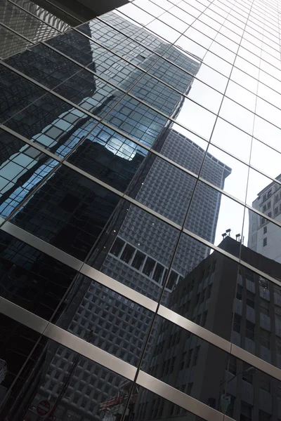 玻璃幕墙的摩天大楼在纽约曼哈顿市中心与 r — 图库照片