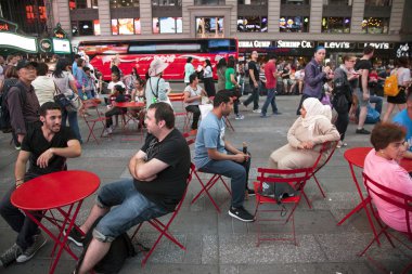 New york şehri, 12 Eylül 2015: birçok kişi ve kırmızı sandalye 