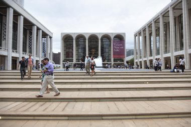 New york şehri, 12 Eylül 2015: insanlar yürümek metr yakınındaki basamaklarda