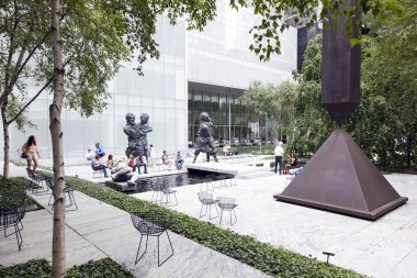 New york şehri, 12 Eylül 2015: insanlar oturup ve yürümek içinde sculptu