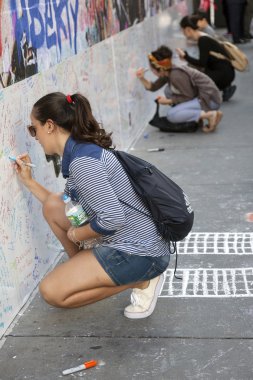 New york city, 11 Eylül 2015: genç kadın kaldırım ne üzerinde oturmak