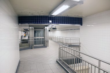 new York'ta boş metro istasyonu