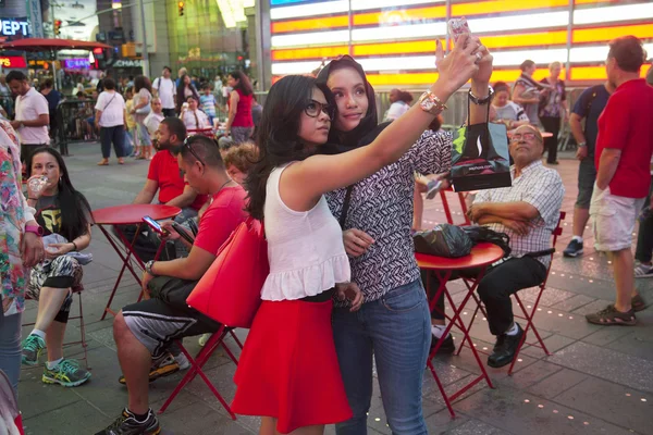 纽约城，2015 年 9 月 12 日: 两个女孩在时代上使自拍照 — 图库照片