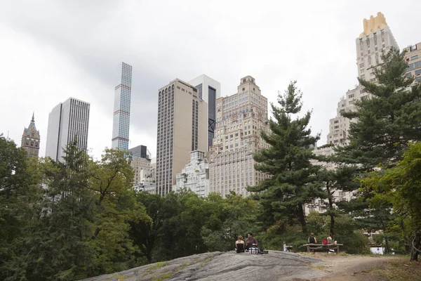 New york city, 12 september 2015: people relax on rocks in centr — Stock Photo, Image