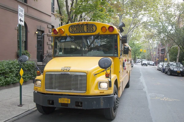 New York City, 11 september 2015: school bus waits on the street — Stock Photo, Image