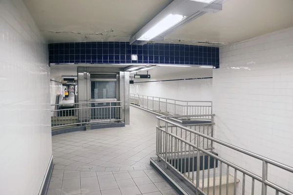 Empty subway station in new york city — Stock Photo, Image