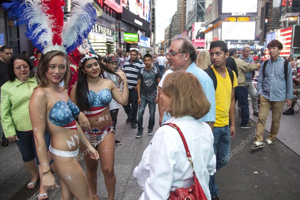 New york city, 12 września 2015: dwa prawie nagie dziewczyny z ciała farby ...