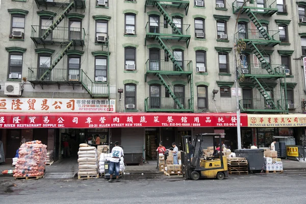 New york city, USA, 11 september 2015: people near shop in chinatown manhattan new york — Stock Photo, Image