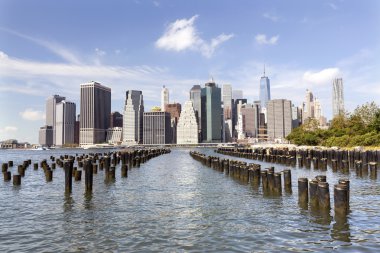 brooklyn Köprüsü Parkı'ndan görülen aşağı manhattan Skyline