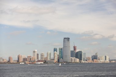 jersey city Skyline mavi gökyüzü ve beyaz bulutlar ile
