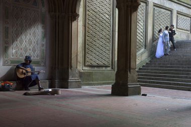 siyah kız şarkı söylüyor ve yeni y bethesda arcade altında gitar çalar