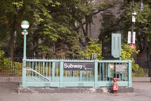 Wejście do metra stacja brooklyn bridge city hall w Nowym Jorku — Zdjęcie stockowe