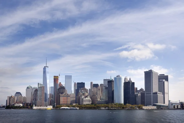 青い空と s から見た雲より低いマンハッタンのスカイライン — ストック写真