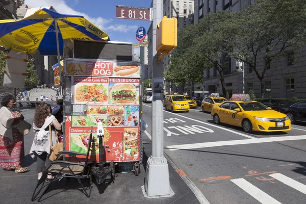 Fast foody w pobliżu metropolitan museum na piątej alei w Nowym Jorku c — Zdjęcie stockowe