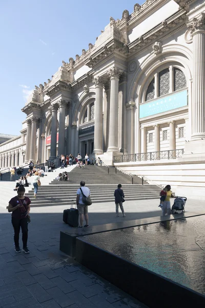 ニューヨーク市、2015 年 9 月 14 日: 泉と多くの来場者 — ストック写真