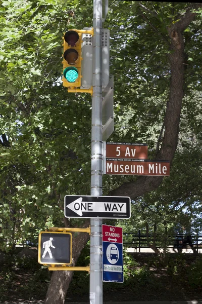 Traffic light and sigh indicating museum mile on 5 av new york c — Stock Photo, Image