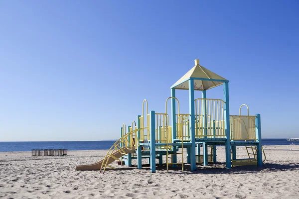 Tom lekplats för barn på stranden av coney island — Stockfoto