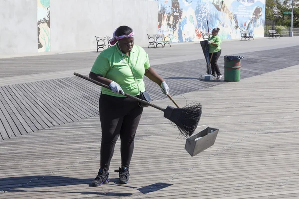 Mulher trabalho na ilha de Coney para manter as ruas limpas — Fotografia de Stock