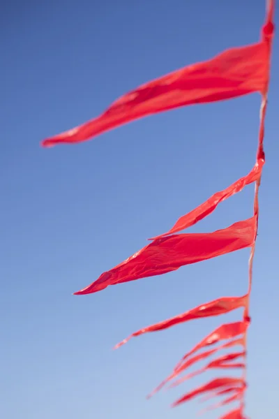 Banderas rojas pequeñas contra azul astuto — Foto de Stock