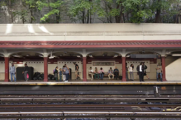 Passengers waiting for subway train on station parkside avenue i — Stock Photo, Image