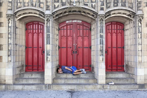 Man slaapt voor de deur van de kerk op 7e ave in new york city — Stockfoto
