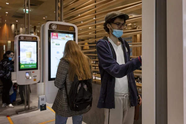 Maskeli adamlar McDonald 's' da elektronik vitrin siparişi veriyor. Koronavirüs salgını. Moskova, Rusya, 19 / 10 / 2020.