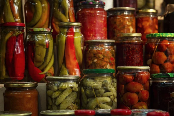Turşu kavanozları. Salatalık, salatalık ve biber turşusu. Rus geleneksel mutfağı.