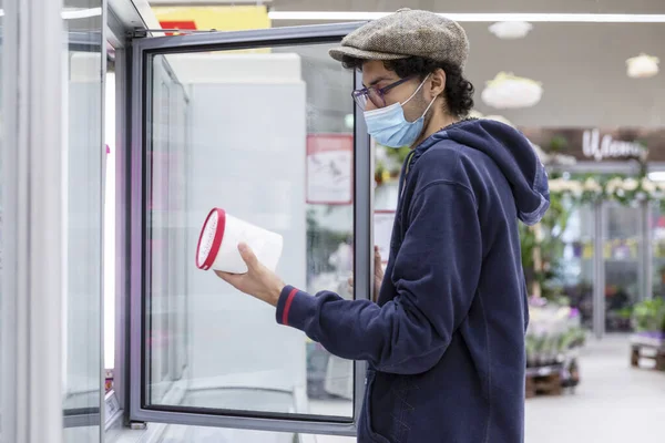 Jovem Mascarado Escolhe Comida Congelada Num Supermercado Pandemia Coronavírus — Fotografia de Stock