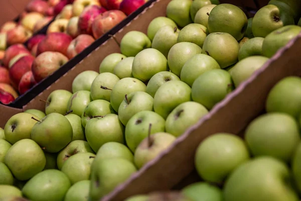 Różne Jabłka Ladzie Supermarkecie Zdrowe Odżywianie Wegetarianizm — Zdjęcie stockowe