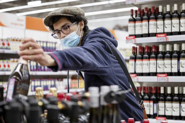 Jovem Mascarado Escolhe Vinho Num Supermercado Pandemia Coronavírus — Fotografia de Stock