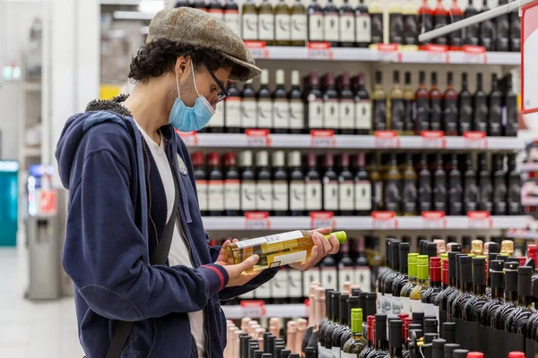 Jovem Mascarado Escolhe Vinho Num Supermercado Pandemia Coronavírus — Fotografia de Stock